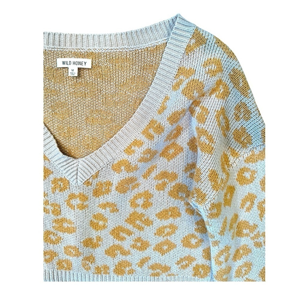 WILD HONEY, OVERSIZED, CROPPED PULLOVER SWEATER. V-NECK, FULL SLEEVES. SIZE M - Picture 3 of 5